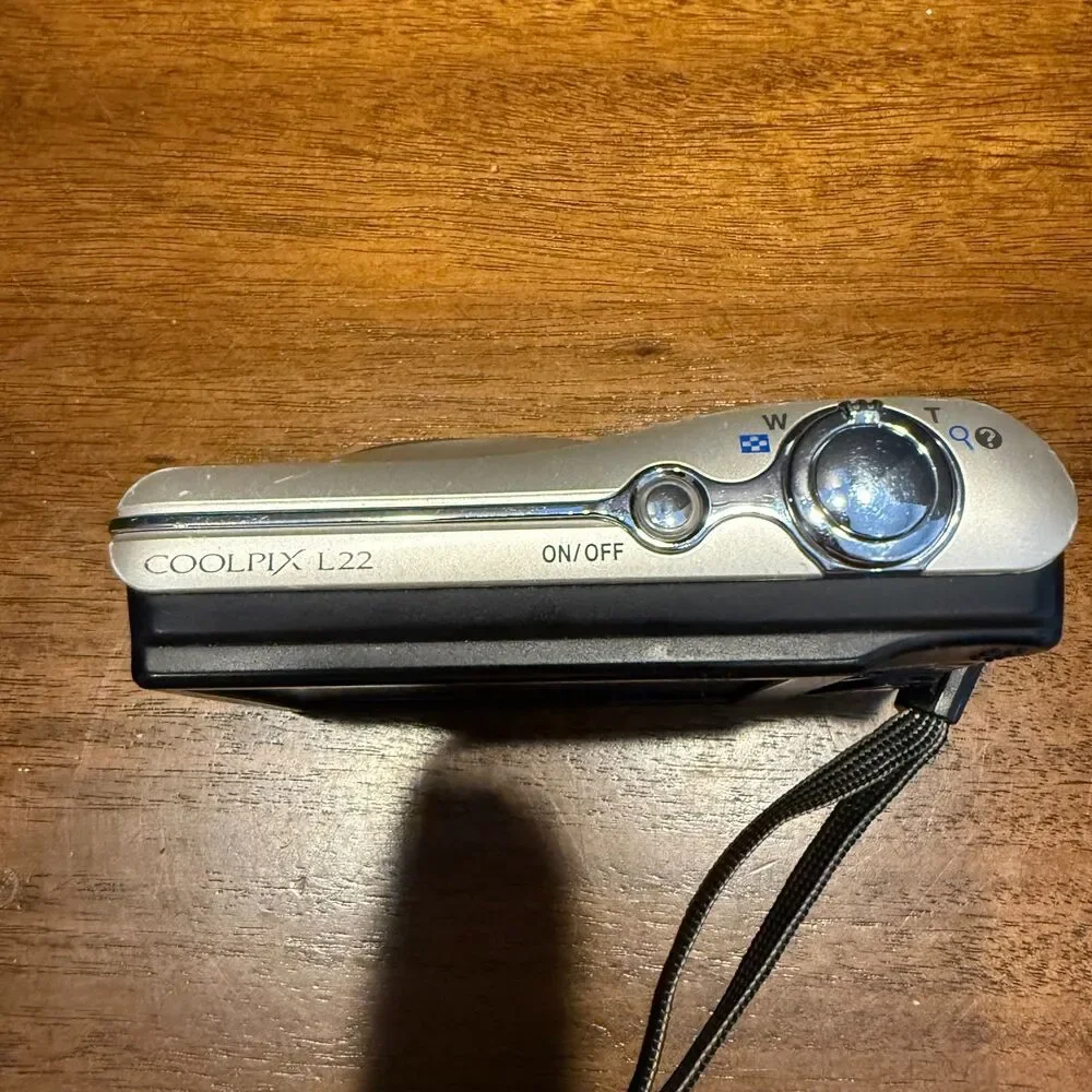 Nikon COOLPIX L22 12.0MP Digital Camera -Champagne silver- tested read condition